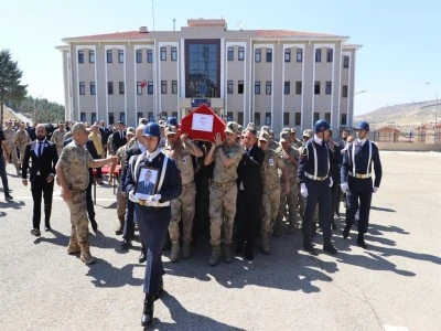 Kalp krizi ge&ccedil;irip hayatını kaybeden Uzman &Ccedil;avuş Topaloğlu, son yolculuğuna uğurlandı
