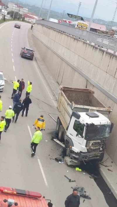 Kamyon duvara &ccedil;arptı: 1 yaralı
