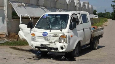 Kamyon ile hafif ticari ara&ccedil; &ccedil;arpıştı: 2 yaralı
