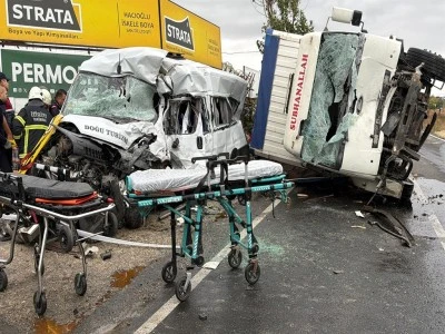 Kamyon ile iş&ccedil;i servis minib&uuml;s&uuml; &ccedil;arpıştı: 3 &ouml;l&uuml;, 9 yaralı