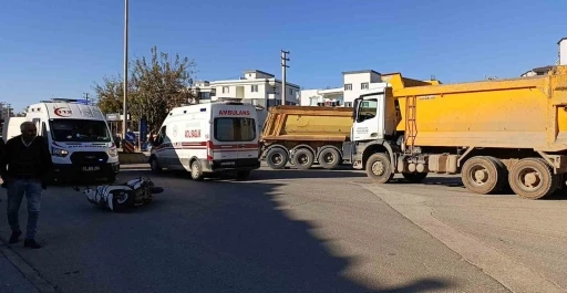 Kamyon ile motosiklet &ccedil;arpıştı: 1&rsquo;i ağır 2 kişi yaralandı
