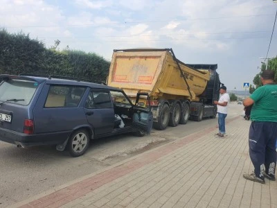 Kamyon ile otomobilin karıştığı kazada 4 kişi yaralandı