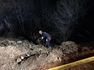 Kamyon u&ccedil;uruma yuvarlandı, s&uuml;r&uuml;c&uuml;s&uuml; &ouml;ld&uuml;