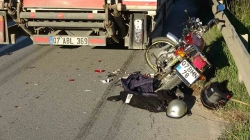 Kamyona arkadan &ccedil;arptılar, kaskları sayesinde &ouml;l&uuml;mden d&ouml;nd&uuml;ler
