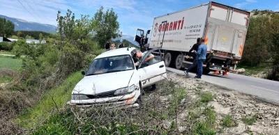 Kamyona &ccedil;arpmamak i&ccedil;in manevra yaptı: Faciadan d&ouml;n&uuml;ld&uuml;
