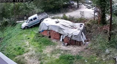 Kamyonet bah&ccedil;eye u&ccedil;tu, 3 kadın saniyelerle &ouml;l&uuml;mden d&ouml;nd&uuml;