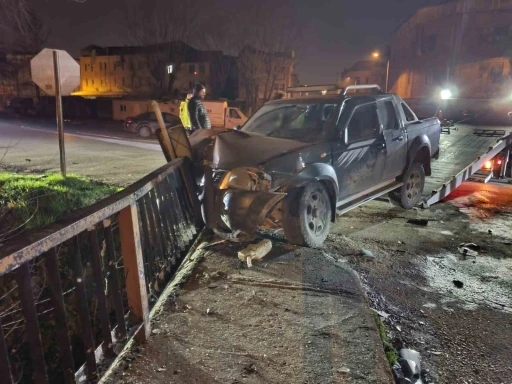 Kamyonet ile hafif ticari ara&ccedil; kafa kafaya &ccedil;arpıştı: 3 yaralı