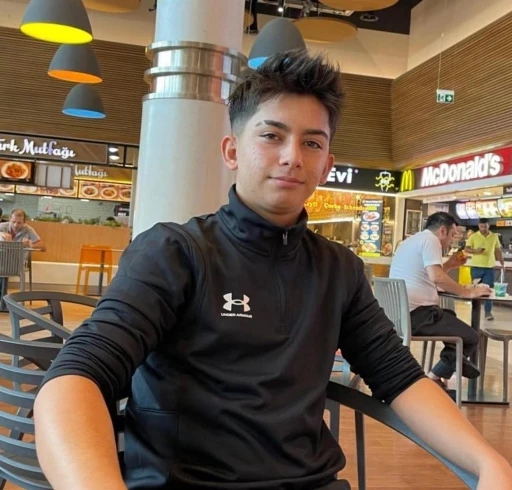 Kamyonet ile motosiklet &ccedil;arpıştı: 1 &ouml;l&uuml;, 1 yaralı
