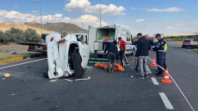 Kamyonet ile otomobil &ccedil;arpıştı: 2 &ouml;l&uuml;, 1 yaralı