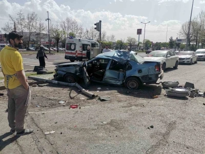 Kamyonet ile otomobil &ccedil;arpıştı
