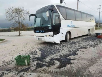 Kamyonet ile servis otob&uuml;s&uuml; &ccedil;arpıştı, 1,5 ton zeytin yola sa&ccedil;ıldı
