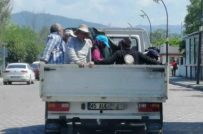 Kamyonet kasasında tehlikeli yolculuk
