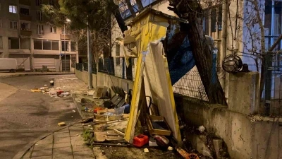 Kamyonet taksi durağına daldı