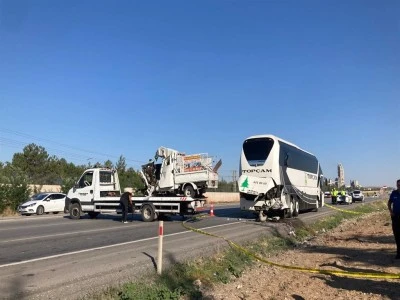 Kamyonet yolcu otob&uuml;s&uuml;ne &ccedil;arptı; 2 &ouml;l&uuml;,1 yaralı