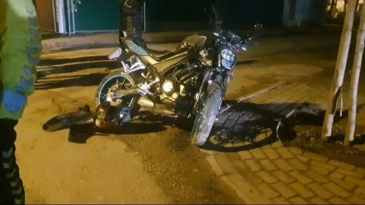 Bursa'da kamyonete &ccedil;arpan motosiklet s&uuml;r&uuml;c&uuml;s&uuml; yaralandı