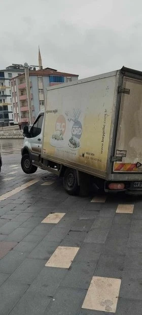 Kamyonetin &ccedil;ıktığı kaldırım &ccedil;&ouml;kt&uuml;, aracın bir b&ouml;l&uuml;m&uuml; i&ccedil;ine girdi
