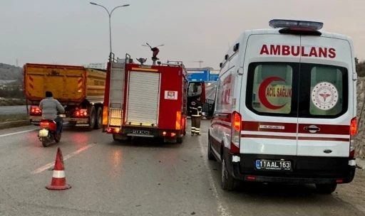 Kamyonetin kırmızı ışıkta bekleyen otomobile &ccedil;arptı; 2 kişi yaralandı
