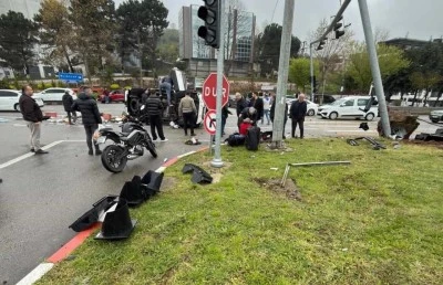 Kamyonetin sinyalizasyon direğine &ccedil;arptığı kaza ara&ccedil; kamerasında; 4 yaralı