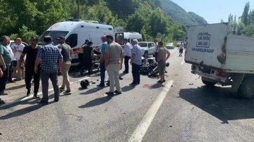 Kamyonetle &ccedil;arpışan motosiklet s&uuml;r&uuml;c&uuml;s&uuml; kurtarılmadı
