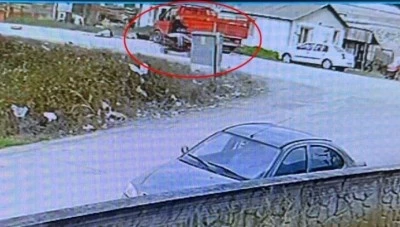 Kamyonetle &ccedil;arpışan motosikletteki 2 kişi yaralandı