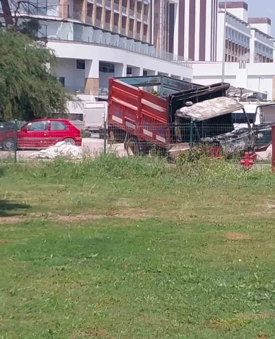 Kamyonette &ccedil;ıkıp &ccedil;am ağacına sı&ccedil;rayan yangın s&ouml;nd&uuml;r&uuml;ld&uuml;
