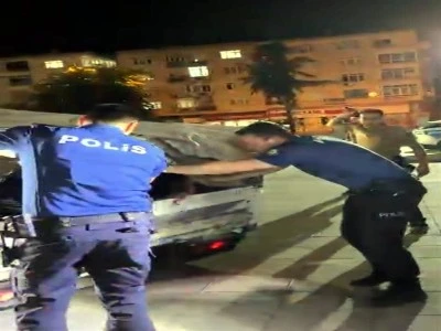 Kamyonetten 19 ka&ccedil;ak g&ouml;&ccedil;men &ccedil;ıktı
