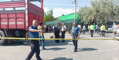 Kamyonla &ccedil;arpışan motosiklet s&uuml;r&uuml;c&uuml;s&uuml; hayatını kaybetti