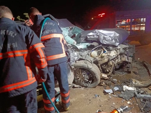 Kamyonla &ccedil;arpışan otomobil hurdaya d&ouml;nd&uuml;: 1 &ouml;l&uuml;, 2 yaralı
