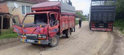 Kamyonların &ccedil;arpıştığı kazada s&uuml;r&uuml;c&uuml;lerden biri yaralandı
