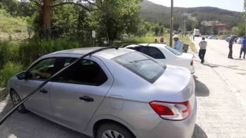 Kamyonun yolculuğu felaketle sonu&ccedil;landı: Direk s&ouml;k&uuml;ld&uuml;, yangın &ccedil;ıktı
