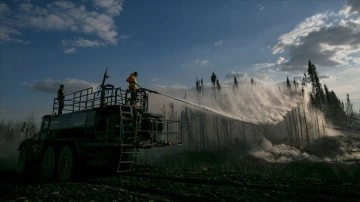 Kanada'nın orman yangınlarıyla m&uuml;cadelesine farklı &uuml;lkelerden 1470'in &uuml;zerinde itfaiyeci k