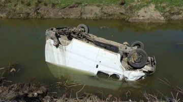 Kanala u&ccedil;up ters d&ouml;nen ara&ccedil;tan burunları kanamadan &ccedil;ıktılar
