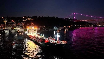 Kanlıca &ouml;nlerinde s&uuml;r&uuml;klenen gemi kıyıya metreler kala durdu