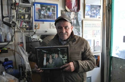 Kanser olan arkadaşının d&uuml;kkanında bacayı t&uuml;tt&uuml;rmeye gayret ediyor
