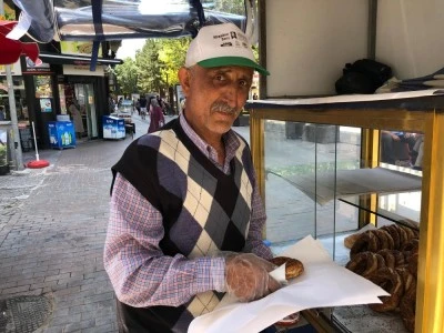 Kanser olmasına rağmen g&uuml;nde 12 saat g&uuml;neş altında &ccedil;alışıyor