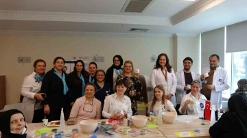 Kanser savaş&ccedil;ıları seramik boyama etkinliğinde bir araya gelerek moral buldu