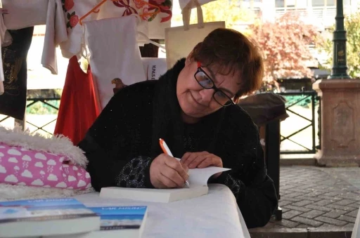 Kanserken yazdığı kitap ile aynı hastalıkla m&uuml;cadele edenlere ilham oldu
