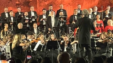 Kapadokya&rsquo;da 140 kişilik koro Beethoven&rsquo;in 9. Senfonisi ile kulakların pasını sildi
