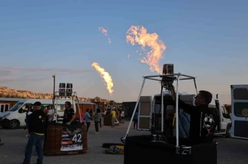 Kapadokya&rsquo;da g&ouml;rsel ş&ouml;lene r&uuml;zgar engeli: Yery&uuml;z&uuml; doldu, g&ouml;ky&uuml;z&uuml; boş kaldı
