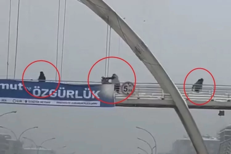 Kar topu attığı iddia edilen &ccedil;ocuklara feci darp...