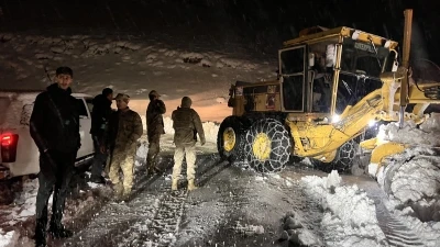 Kar ve tipi nedeniyle mahsur kalan 7 ara&ccedil; ve i&ccedil;indeki 30 kişi kurtarıldı