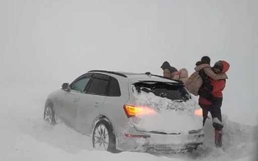 Kar ve tipiden mahsur kalan G&uuml;rcistan uyruklu 6 kişi AFAD ekiplerince kurtarıldı
