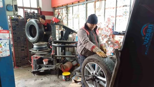 Kar yağınca lastik&ccedil;ilere akın ettiler
