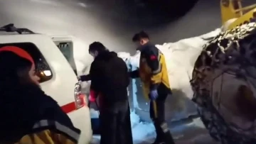 Kar yolları kapattı, ayağına kaynar su d&ouml;k&uuml;len kadına ekipler yetişti
