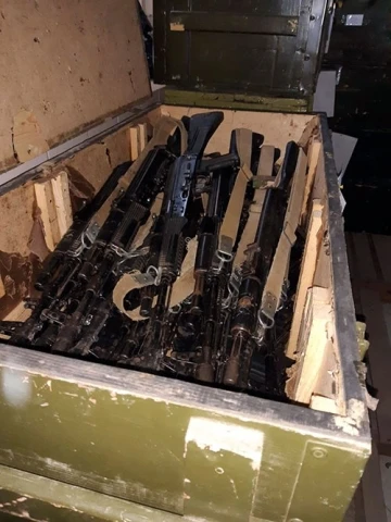 Karabağ&rsquo;da bir depoda &ccedil;ok sayıda silah ve m&uuml;himmat bulundu
