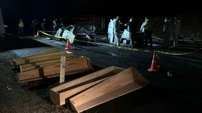 Karab&uuml;k&rsquo;te 2 otomobilin &ccedil;arpıştığı kazada yangın &ccedil;ıktı; 3 &ouml;l&uuml;, 5 yaralı