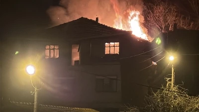 Karab&uuml;k'te 3 katlı m&uuml;stakil ev yandı; 1 kişi dumandan etkilendi