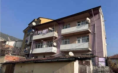 Karab&uuml;k&rsquo;te bir kişi evinin &ouml;n&uuml;nde &ouml;l&uuml; bulundu