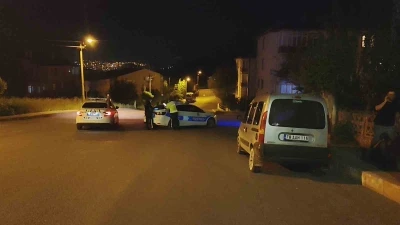Karab&uuml;k&rsquo;te ehliyetsiz s&uuml;r&uuml;c&uuml; polisi peşine taktı... Kovalamaca anları kamerada

