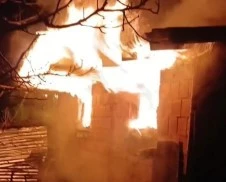 İki katlı ev alevlere teslim oldu